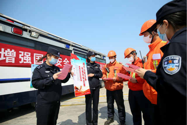 「筑牢」黄岛边检民警深入港口码头 开展普法宣传筑牢防线