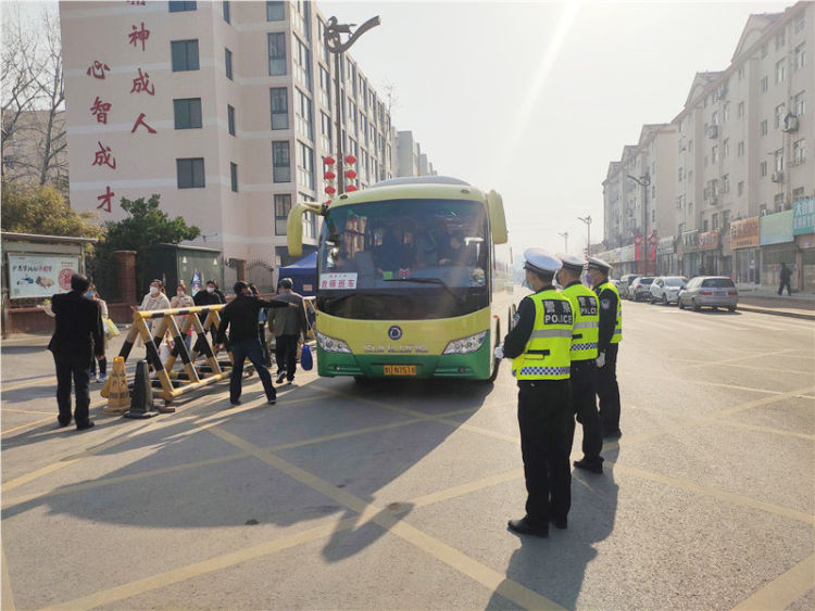 复课■建立警校联络机制 城阳交警助力中学生返校复课