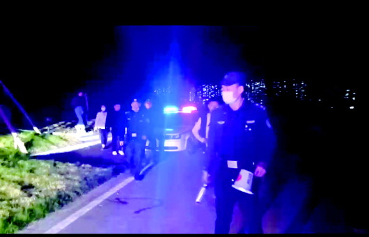 #警民#俩少年被困济南华山5小时 夜色中警民联手紧急救援