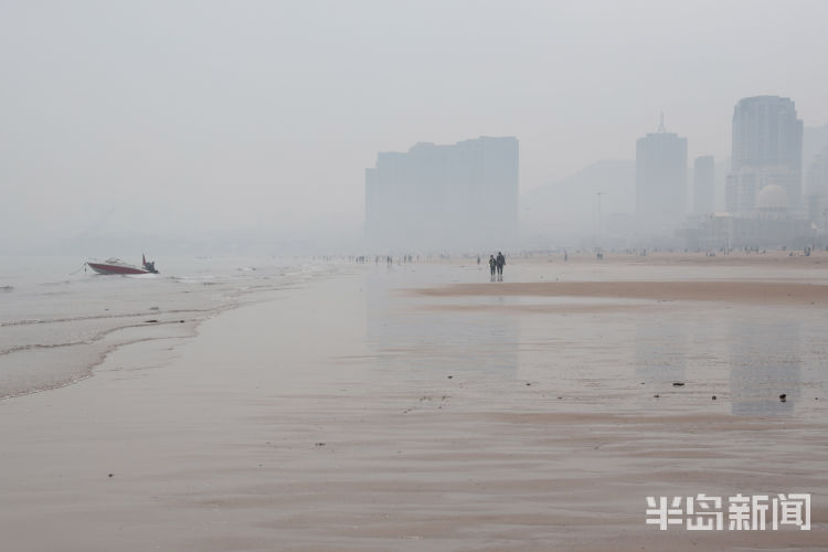 【雾蒙蒙】青岛石老人海水浴场上薄雾蒙蒙 市民们在这里放松心情