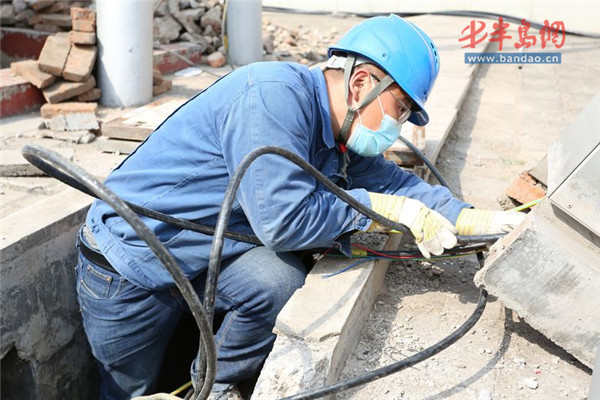 「供电」诸城市供电公司迁移改造主变，进一步提升供电能力