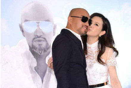 「辛龙」辛龙因思念刘真暴瘦18斤 4岁女儿称爸爸是妈妈惹人疼