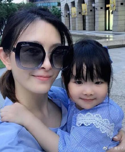 「辛龙」辛龙因思念刘真暴瘦18斤 4岁女儿称爸爸是妈妈惹人疼