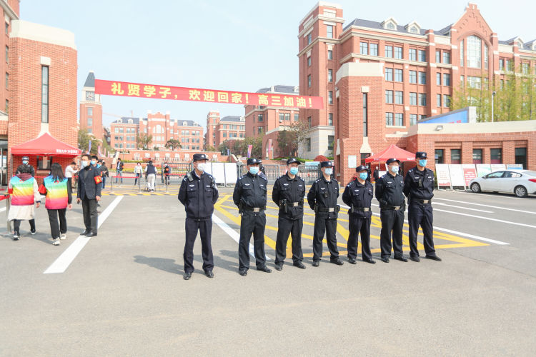 握肘：青岛九中高三学生有序返校 校长送上“握肘礼”