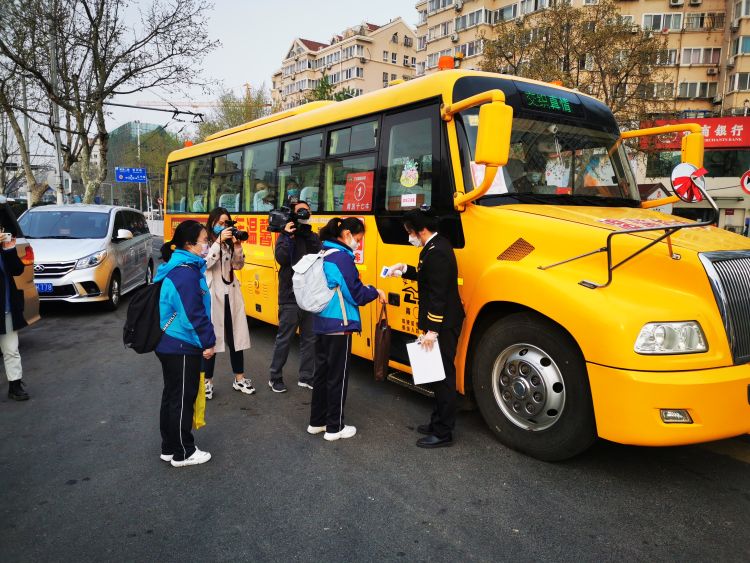 青岛高三学子开学 交运8辆校车8条线路为163名学生提供保障
