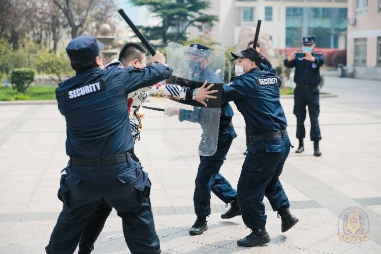 5000■3.98万名学生重返课堂 青岛公安5000余名警力全程护航