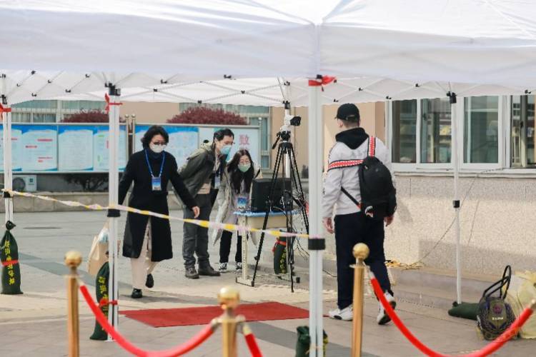 5000■3.98万名学生重返课堂 青岛公安5000余名警力全程护航