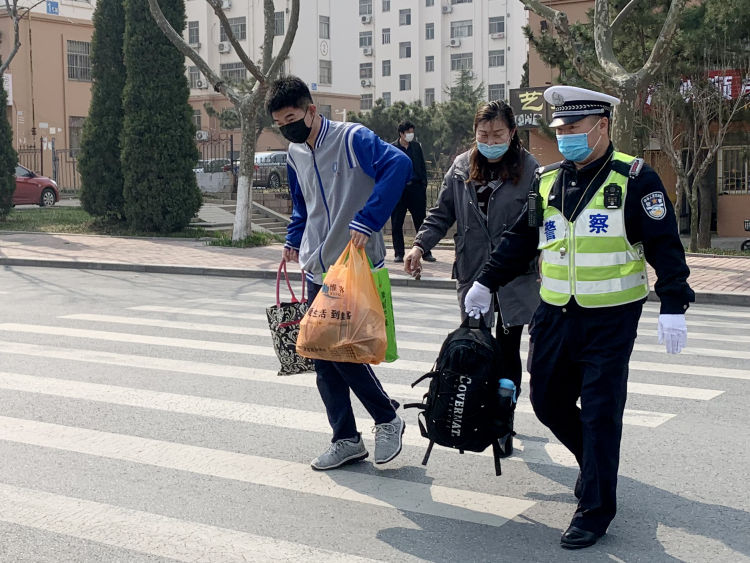 #复学#黄岛交警护航“复学路”确保各校复学期间的道路交通秩序