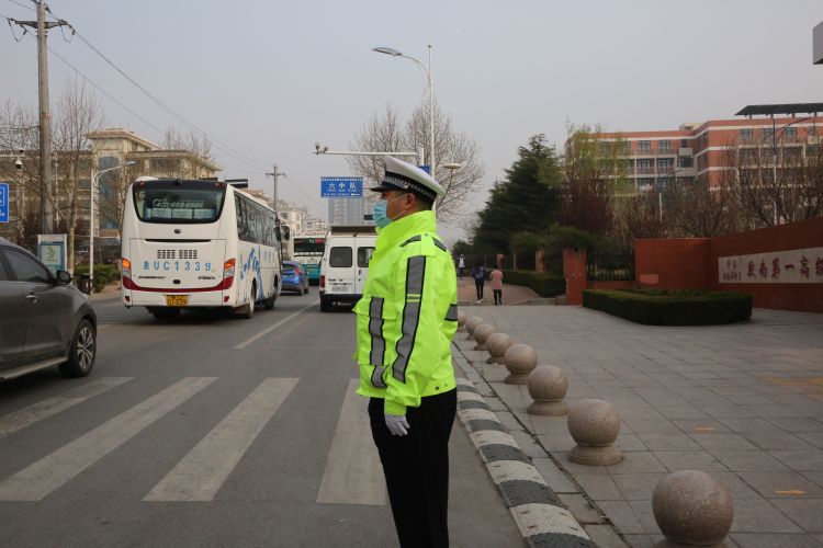 #复学#黄岛交警护航“复学路”确保各校复学期间的道路交通秩序