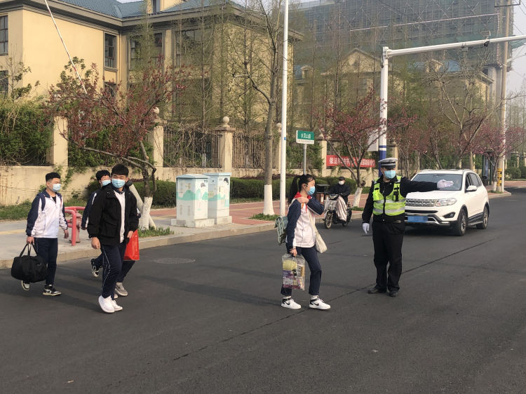 #复学#黄岛交警护航“复学路”确保各校复学期间的道路交通秩序