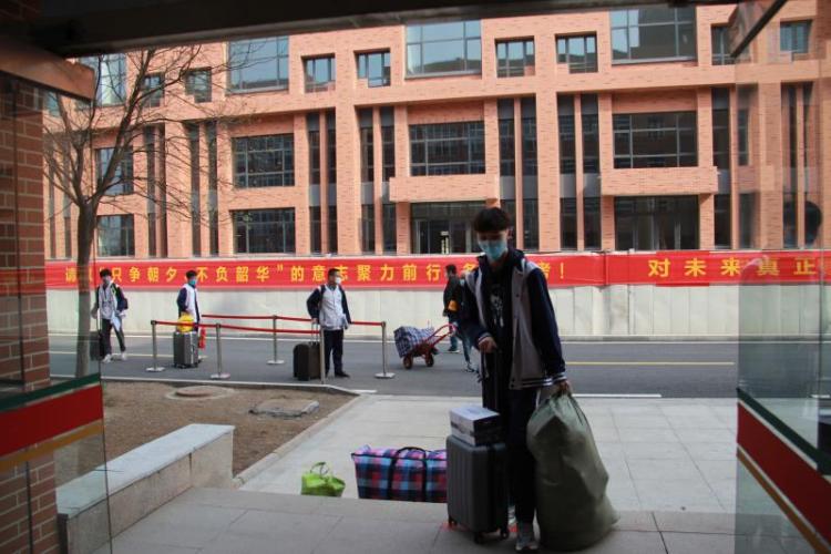 20■山东省轻工工程学校2017级126名学生开学啦 每间教室20人