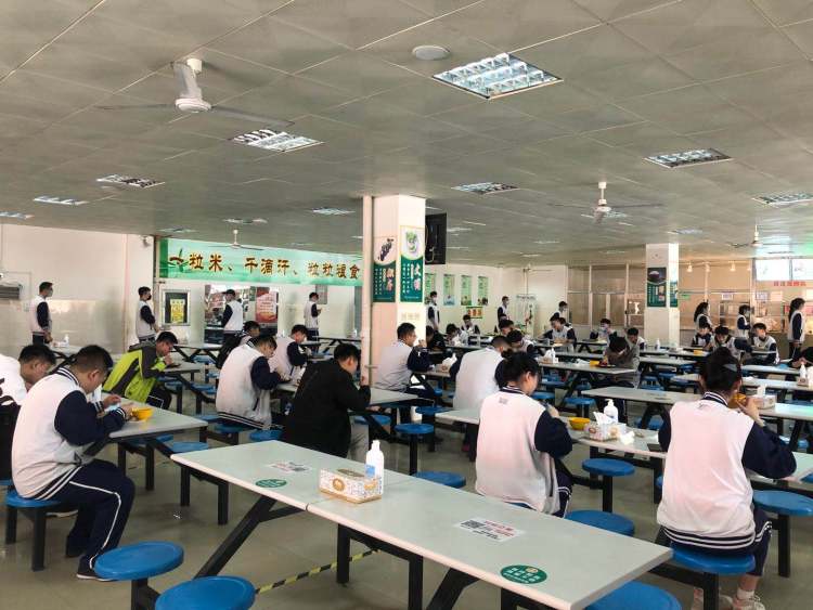 20■山东省轻工工程学校2017级126名学生开学啦 每间教室20人