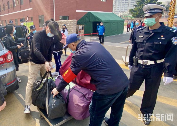 复学■青岛市李沧交警确保辖区首批开学高校周边交通安全