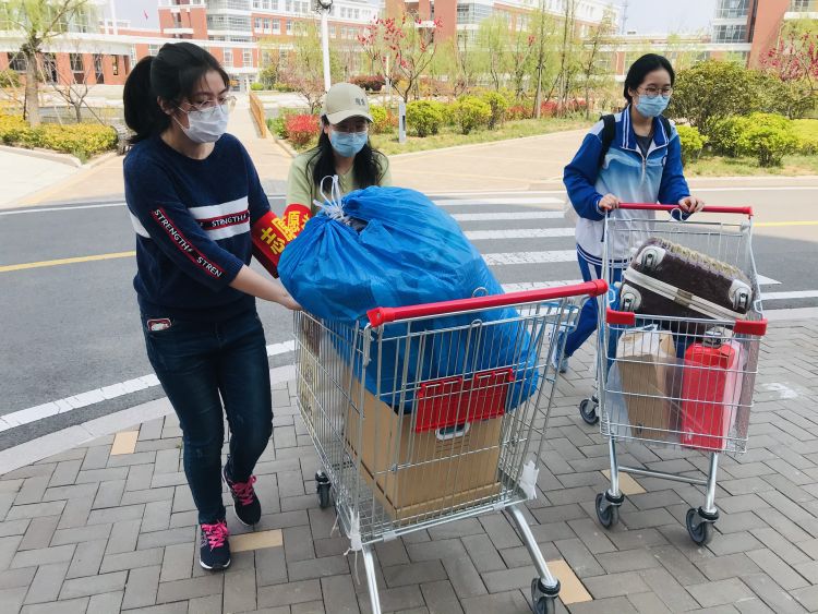 十九中：青岛十九中学子4月15日下午报到 学校老师暖心举动数不清