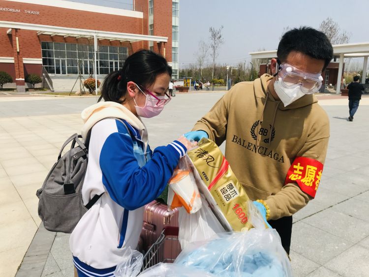 十九中：青岛十九中学子4月15日下午报到 学校老师暖心举动数不清