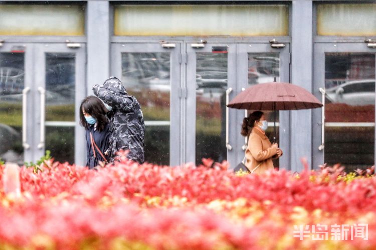 「下雨」青岛市市北区开始降雨 路上行车请注意安全