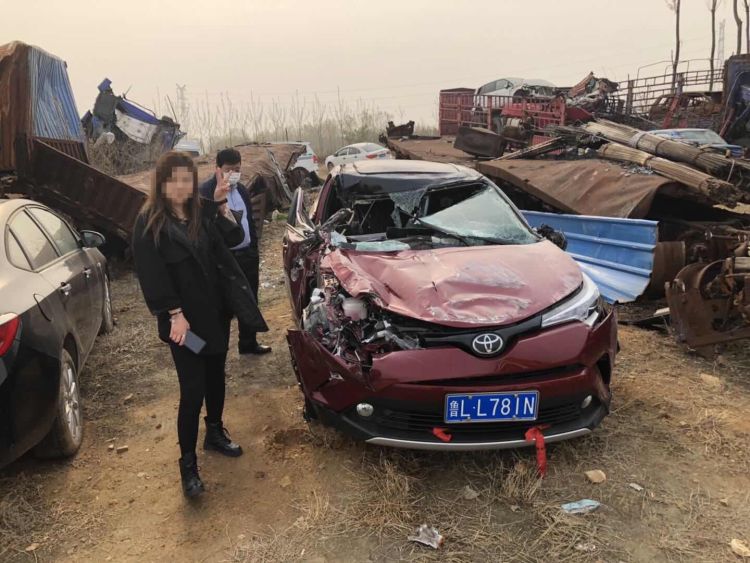 【实习期】醉驾女车主高速翻车还打出“胜利”手势 将面临高额罚金和刑事处罚