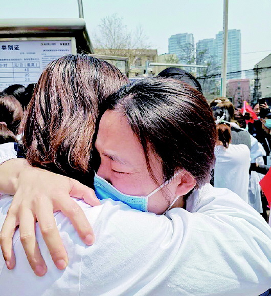 「16」春暖花开天使归来 青岛市第八人民医院16名援鄂队员回家