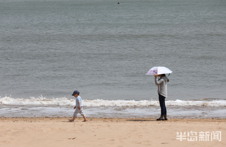 #休闲#第三海水浴场：天气晴好 市民惬意享受休闲时光