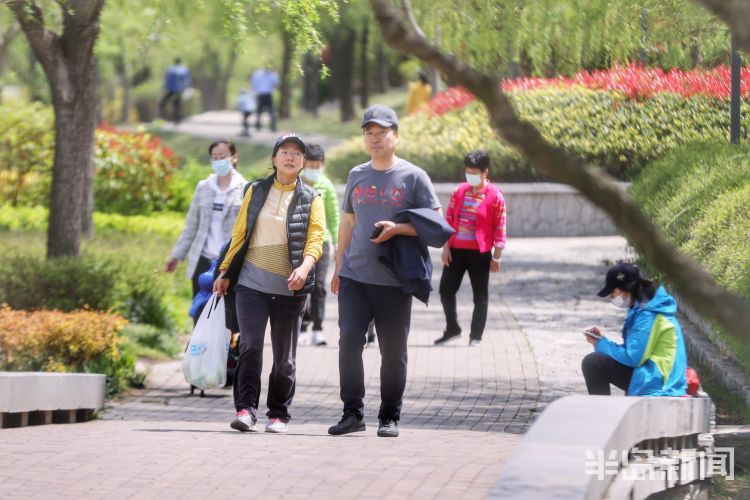 #莫负#阳光灿烂气温上升 青岛市民户外享受怡人春光