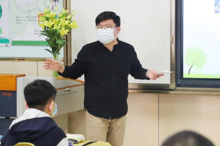 [第一课]以“疫”为材敬畏生命 青岛九中高三学子同上“开学第一课”