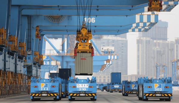 「小蓝车」小蓝车跑得欢 青岛“无人码头”又创新纪录