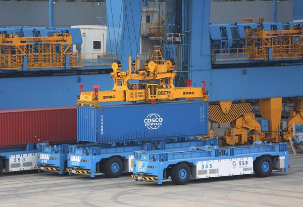 「小蓝车」小蓝车跑得欢 青岛“无人码头”又创新纪录