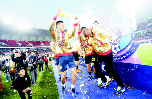 [岛城]足球篮球高歌猛进 赛事扎堆让岛城闪烁时尚之光