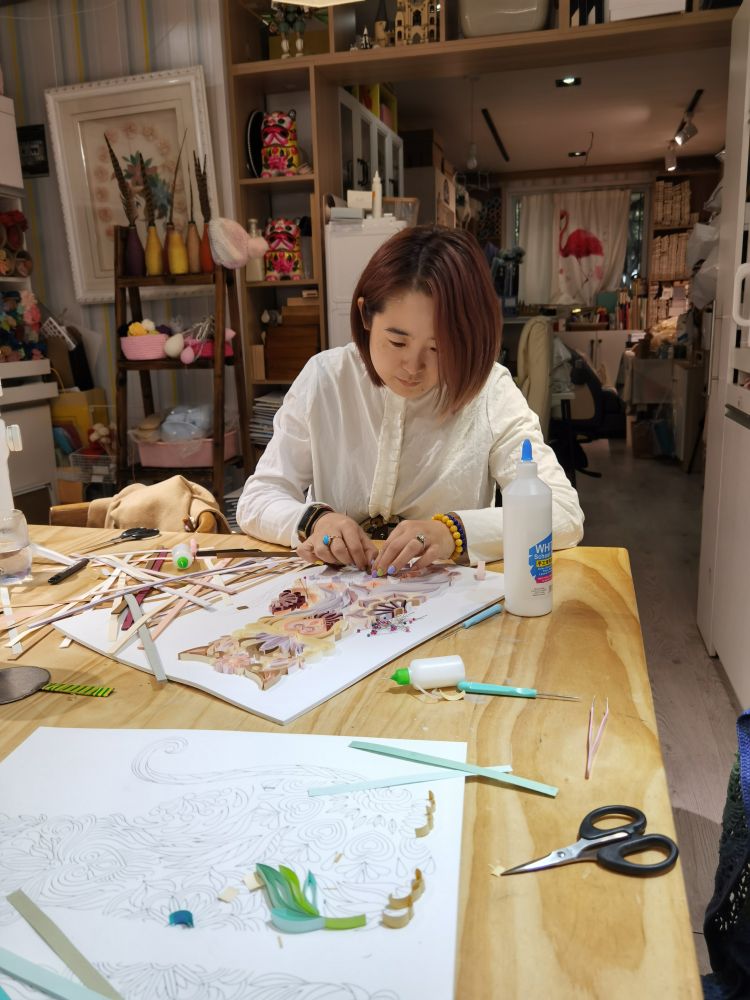 「小姐姐」看小姐姐直播修文物太上头 衍纸主播响当当成网红 粉丝猛增点击率上万