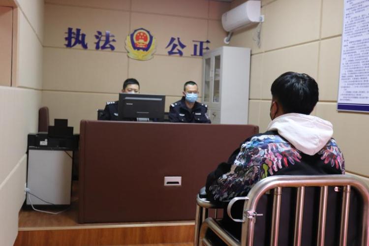 『建微』黄岛区男子建微信群炒鞋诈骗7万余元 事后越想越怕投案自首