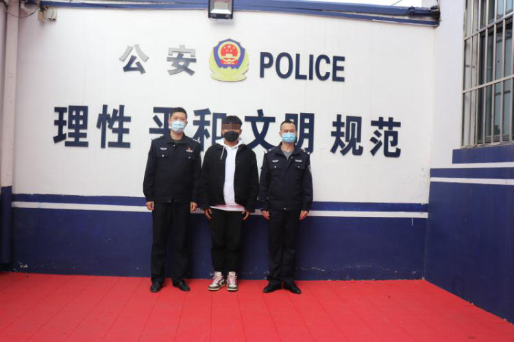 『建微』黄岛区男子建微信群炒鞋诈骗7万余元 事后越想越怕投案自首