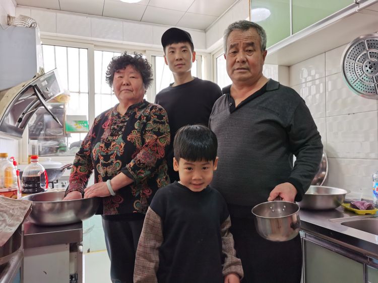 送暖：青岛80后退役军人为抗疫人员送暖心餐 一个多月熬了700公斤粥