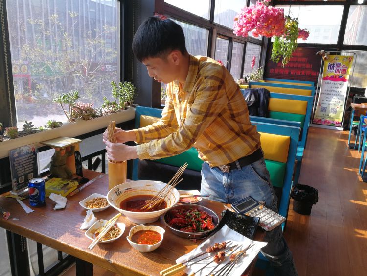 送暖：青岛80后退役军人为抗疫人员送暖心餐 一个多月熬了700公斤粥