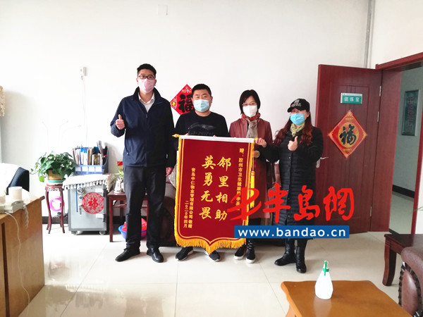 『胶州』胶州：家中看见对面居民楼起火，他冲进火海救出老人