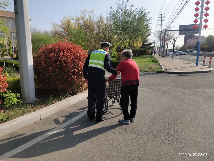 点赞@城阳惜福镇民警扶老人过马路 还帮车主推车获赞暖心