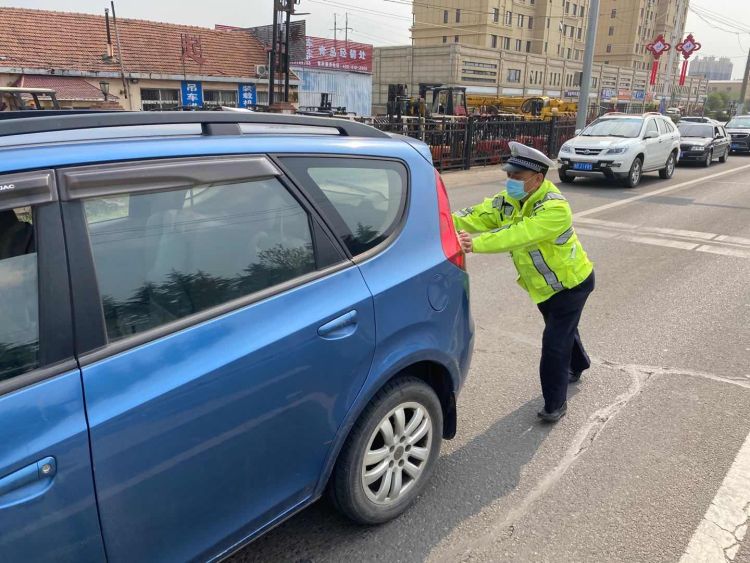点赞@城阳惜福镇民警扶老人过马路 还帮车主推车获赞暖心