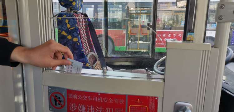 #安全门#市南巴士：公交车安全门缝隙会“吞卡” 市民乘车要当心