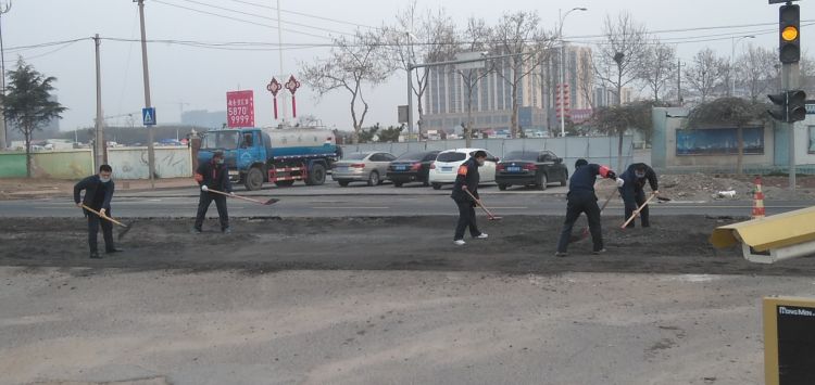 城阳：城阳巴士二分公司暖心司机“兼职”修坑洼路获赞暖心