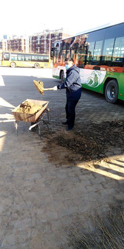 城阳：城阳巴士二分公司暖心司机“兼职”修坑洼路获赞暖心