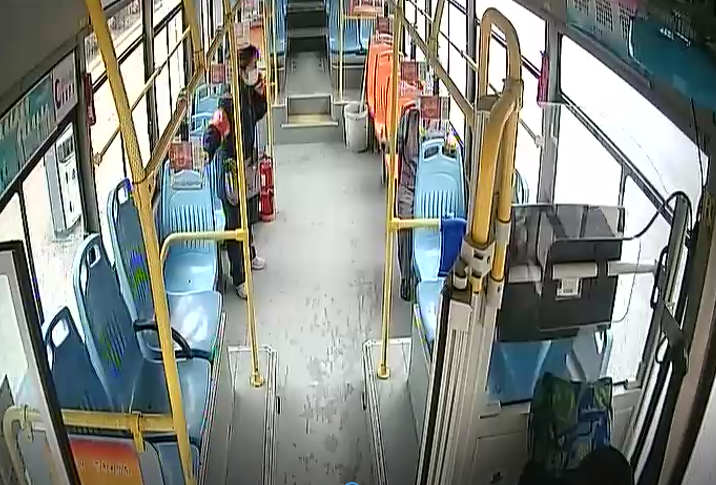 『警民』青岛一八旬老人乘公交迷路 警民联手助其回家