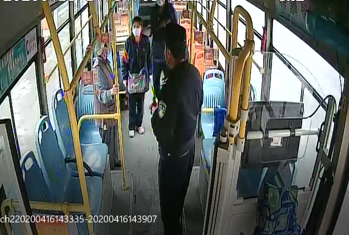 『警民』青岛一八旬老人乘公交迷路 警民联手助其回家