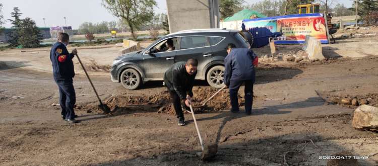 [铲车]城阳巴士935路司机自费租铲车修补施工路段缓解“肠梗阻”