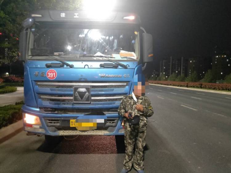 「口罩」证件不带口罩也不戴 这位货车司机上路太随意