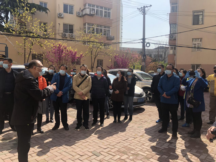 楼院：市南区八大峡街道打响开放式楼院生活垃圾分类定时投放“第一枪”