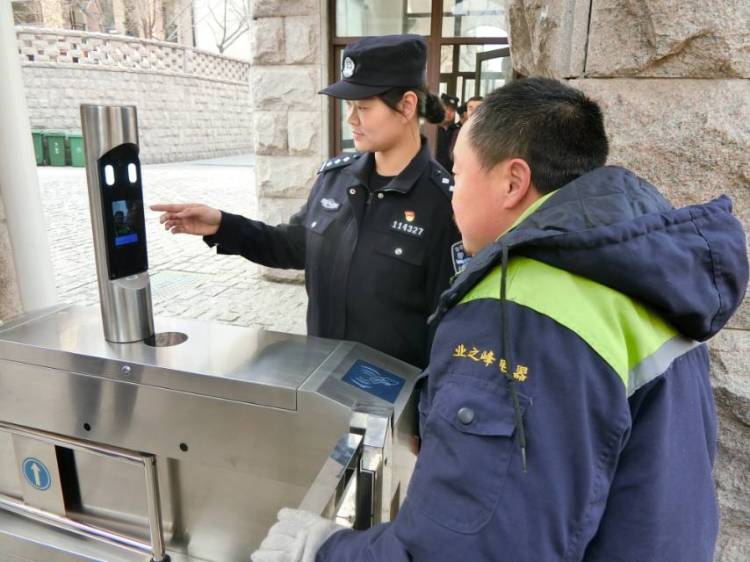 警务@西海岸新区隐珠派出所自主研发社区“智慧警务”防疫系统立大功 识别抓获网上逃犯