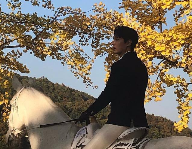 照片中扑面而来的就是李敏镐的帅气值,他穿着一身干练的骑马装,黑色