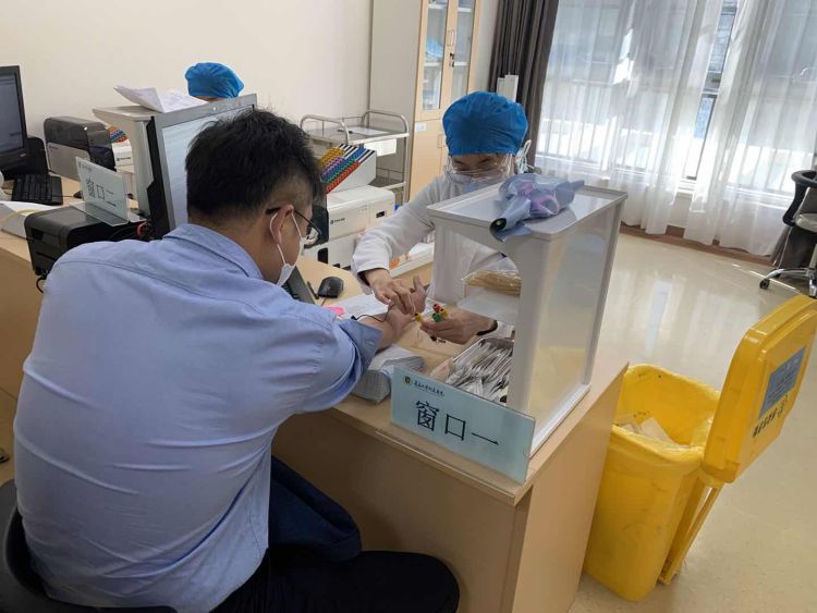 #142#助力“抗疫战士”全面复工 青岛大学附属医院为142名援鄂队员开启VIP体检通道