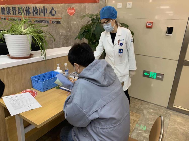 #142#助力“抗疫战士”全面复工 青岛大学附属医院为142名援鄂队员开启VIP体检通道