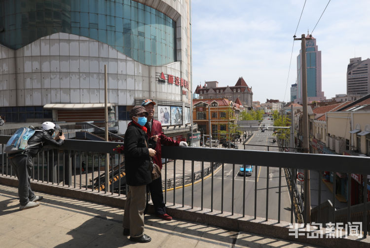 #留住#青岛中山路天桥：许多市民前来合影拍照 只为留住这里最后的时光