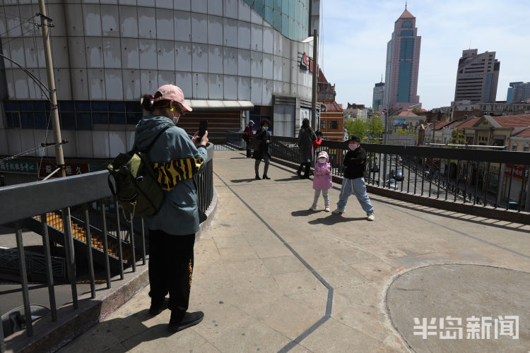 #留住#青岛中山路天桥：许多市民前来合影拍照 只为留住这里最后的时光